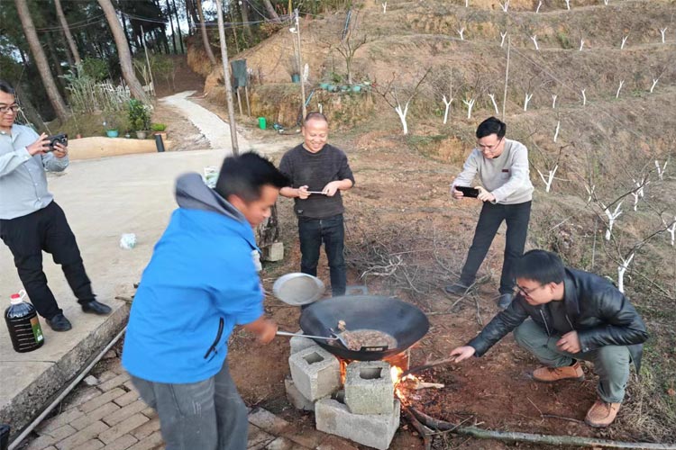 站長年會正餐準(zhǔn)備中