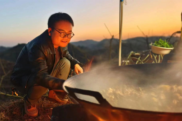 站長年會晚餐柴火雞準(zhǔn)備中